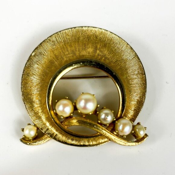Vintage Lisner Gold-Tone Wide Circle Brooch Faux Pearl Wave Swirl - Picture 1 of 4